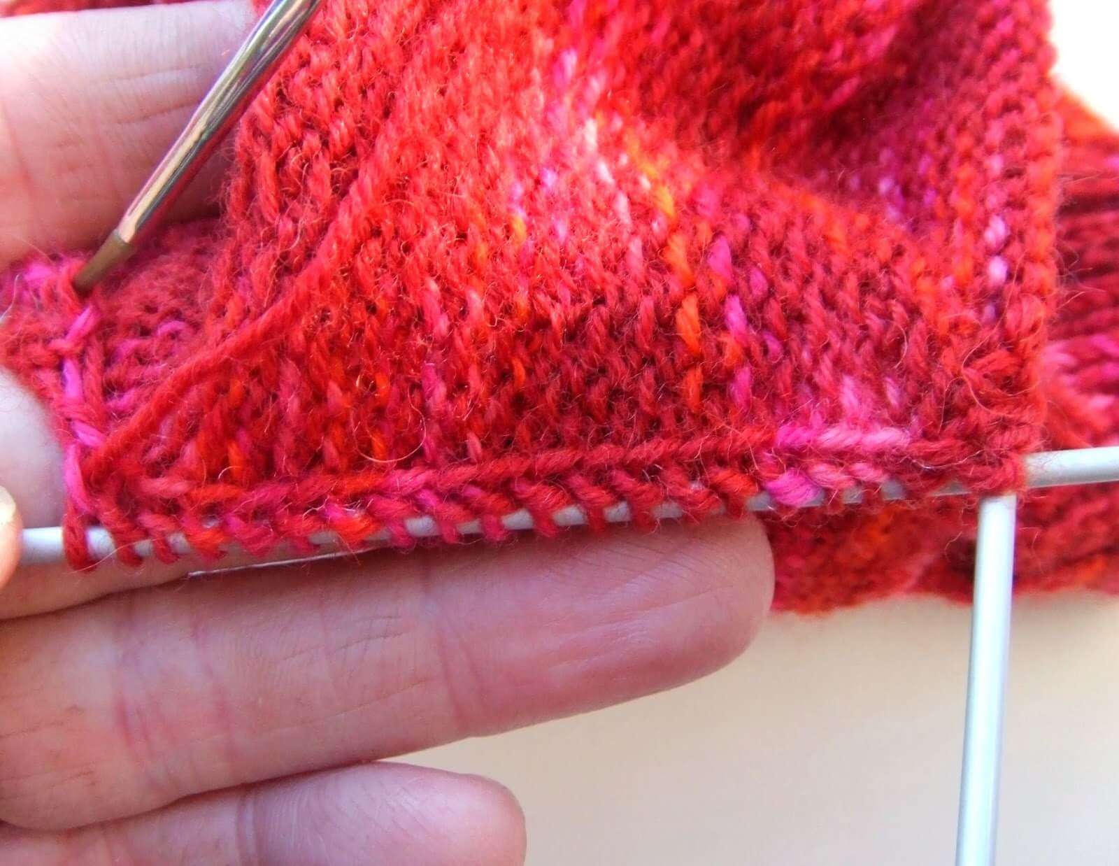 Switch Circular Needle Sizes When Knitting in the Round - PurlsAndPixels