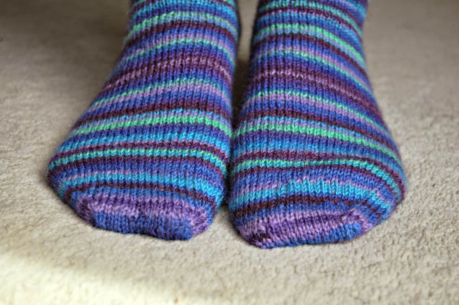 Easy men's sock knitting pattern on circular needles [for beginners]