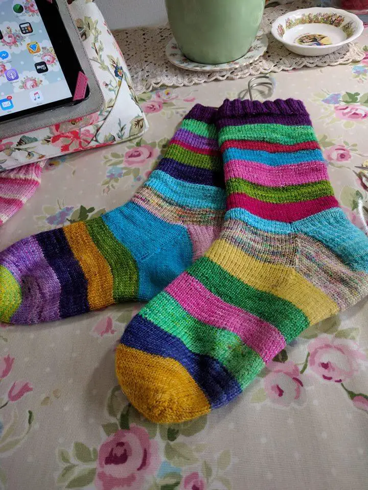 Contrast cuff, heel and toe socks - free tutorial – Winwick Mum