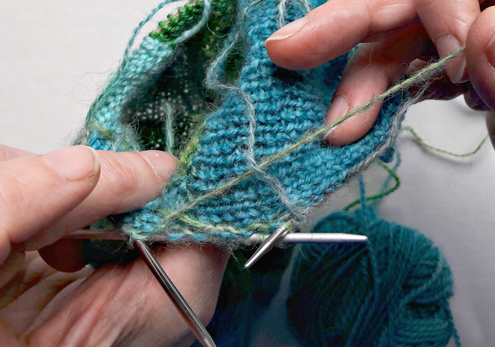 Winwick Mum patchwork socks - anchoring yarn floats