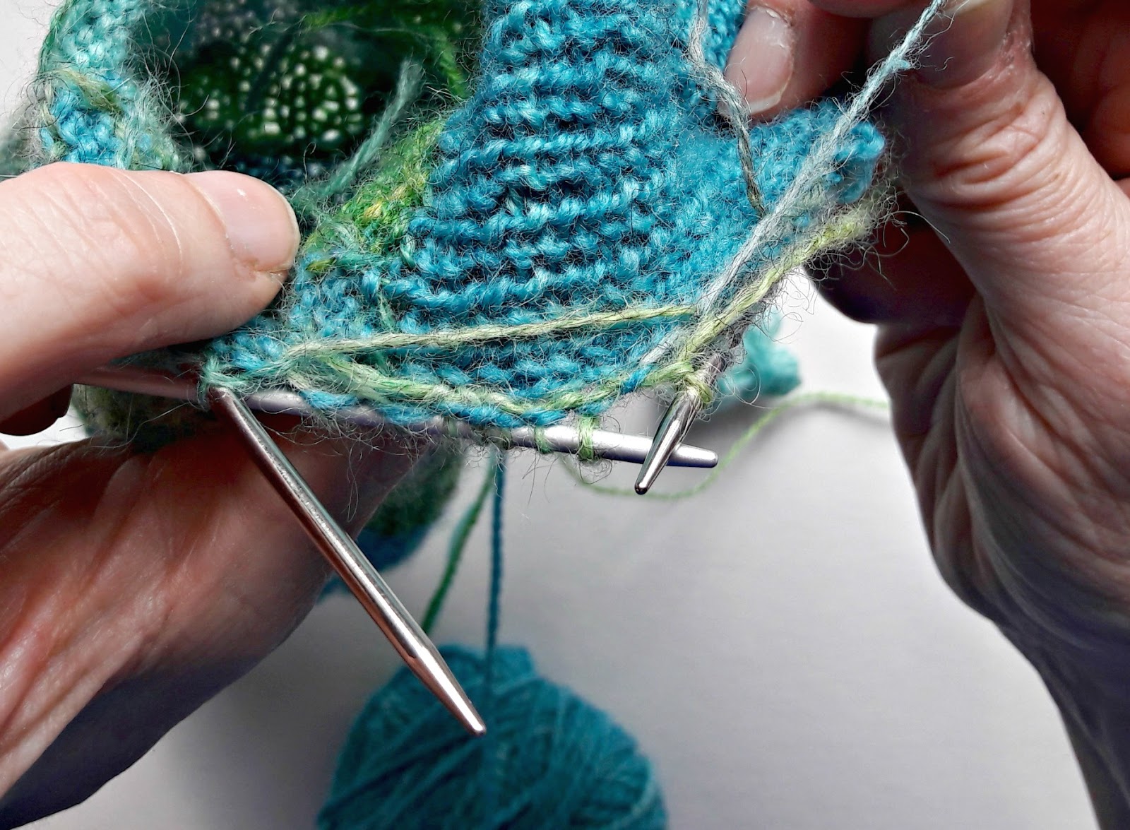 Winwick Mum patchwork socks - anchoring yarn floats