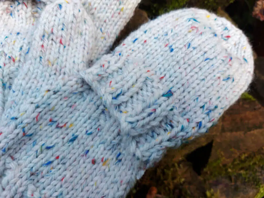 A close up of the ribbed split in a Split Mitten